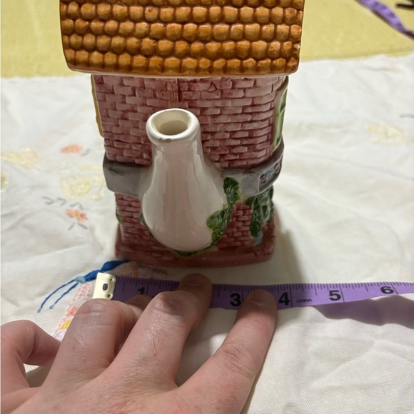 Vintage Charming Cottage Teapot with Floral Design - Picture 9 of 9